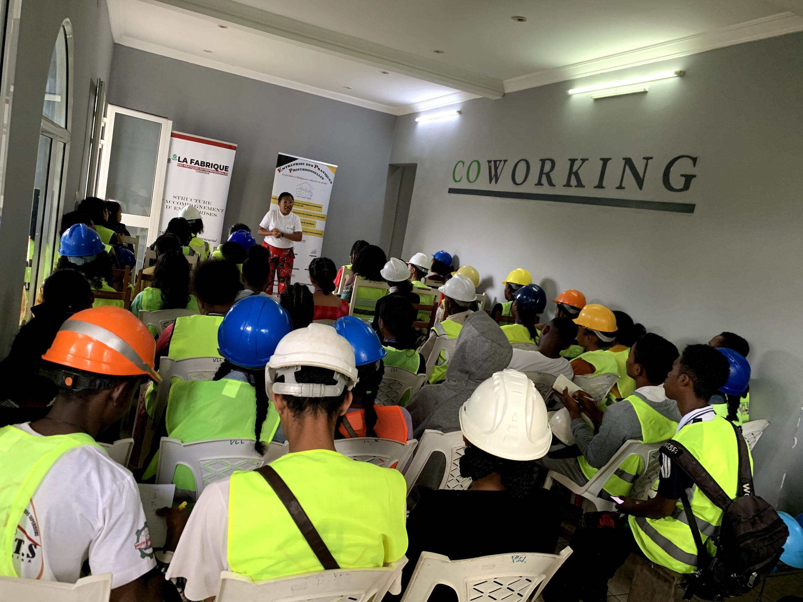 Visite des étudiants en gestion du Lycée Technique et de la Formation des Techniciens Supérieurs de Toamasina.à La Fabrique des Pratiques Entrepreneuriales à Toamasina