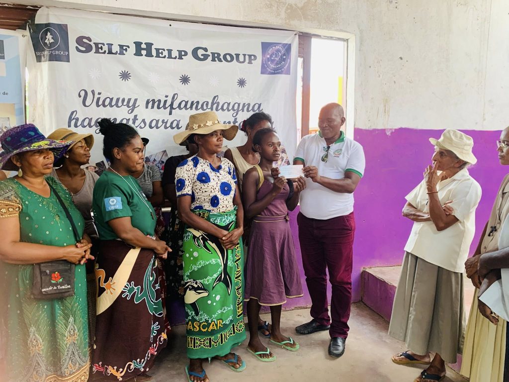 Les femmes bénéficiaires renforcent leurs activités génératrices de revenus grâce au soutien de l’ONG Saint Gabriel et de la CRMF.