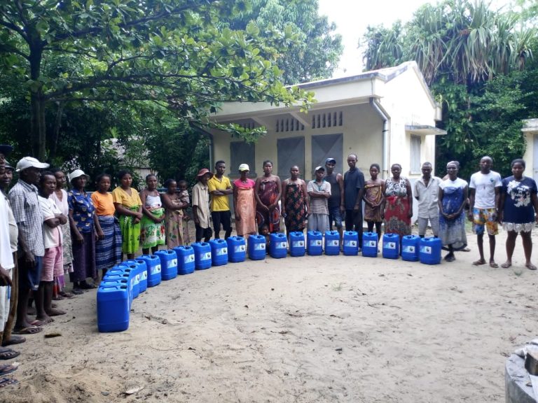 Distribution de Ranotsara, eau traitée et potable, aux habitants du fokontany d’Ambodisaina–Ivondro.