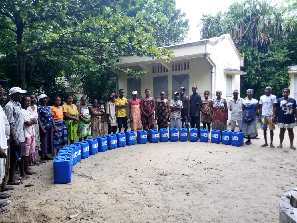 Distribution de Ranotsara, eau traitée et potable, aux habitants du fokontany d’Ambodisaina–Ivondro.